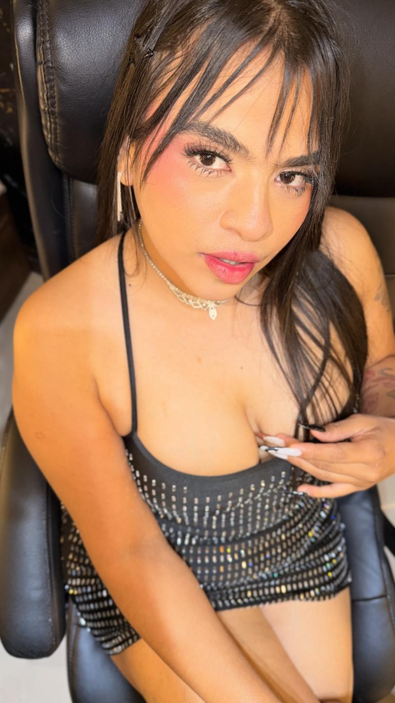 Image of cam model KarinaMendez from XloveCam