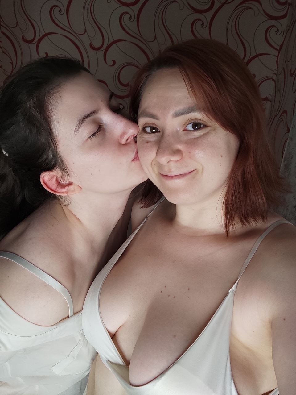 Image of cam model LeonoraGrego from XloveCam