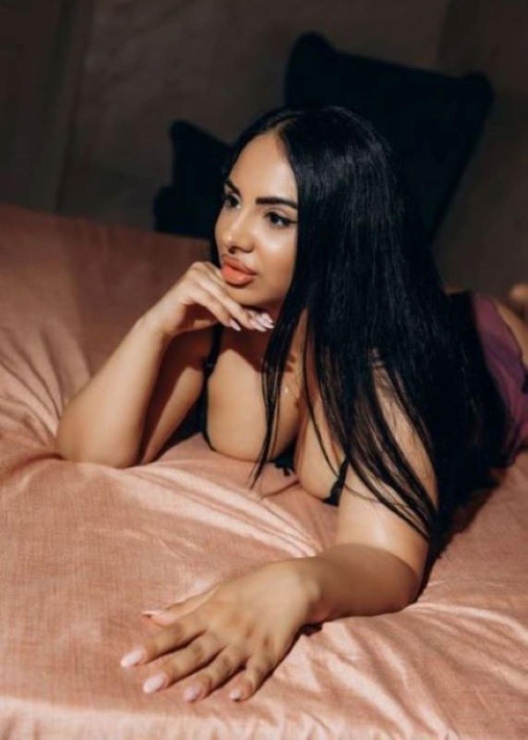 Image of cam model MiaRainn from XloveCam