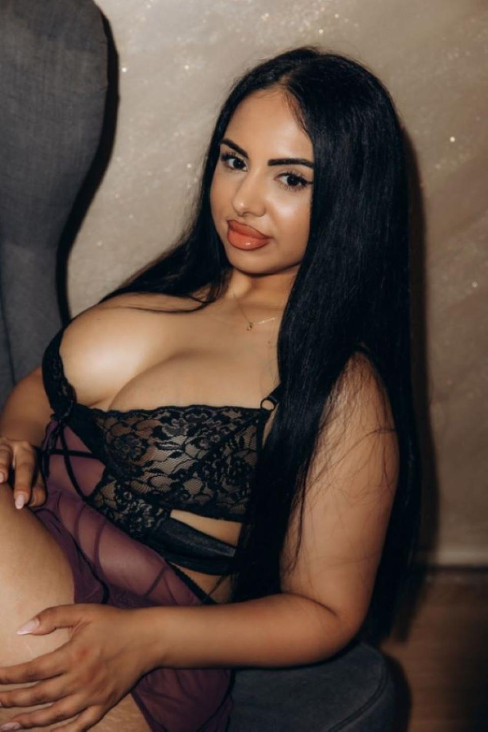 Image of cam model MiaRainn from XloveCam