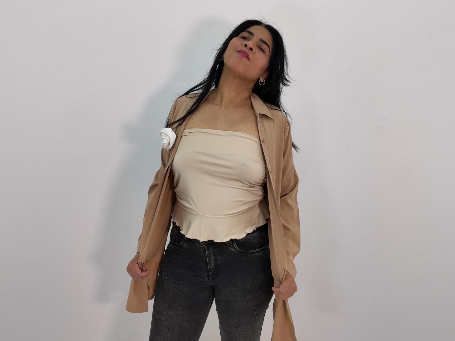 Image of cam model Rhouss from XloveCam