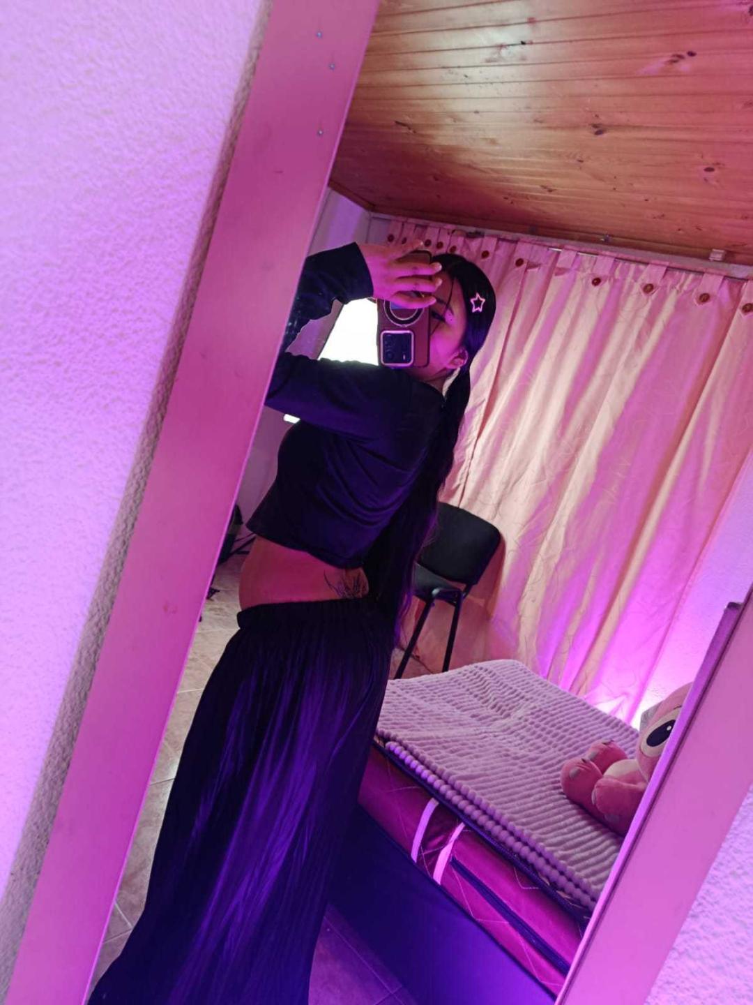 Image of cam model CataMoreno from XloveCam