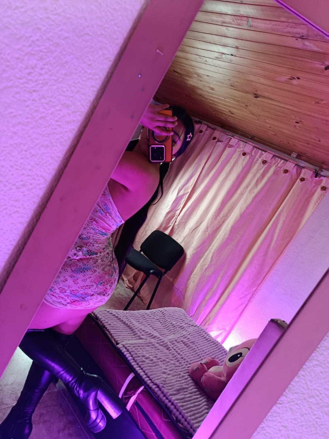 Image of cam model CataMoreno from XloveCam
