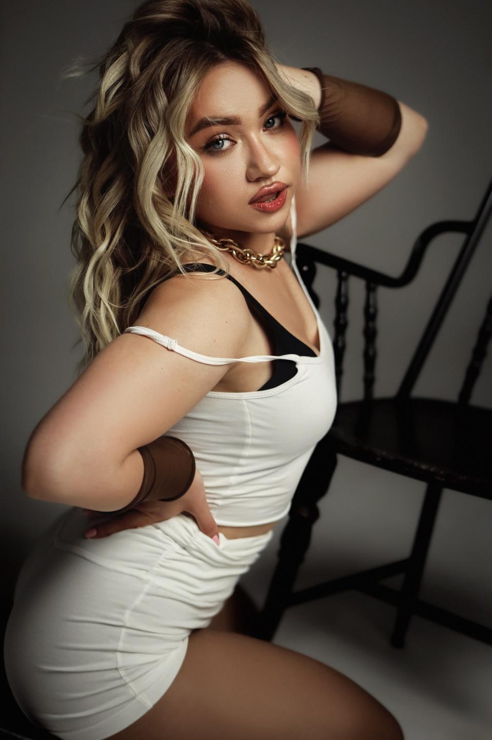 Image of cam model LinaMur from XloveCam