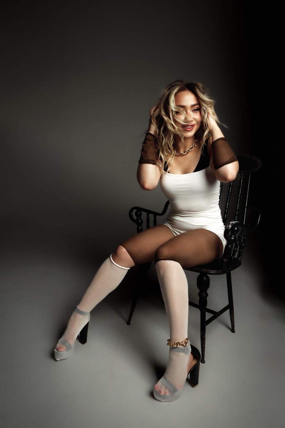 Image of cam model LinaMur from XloveCam