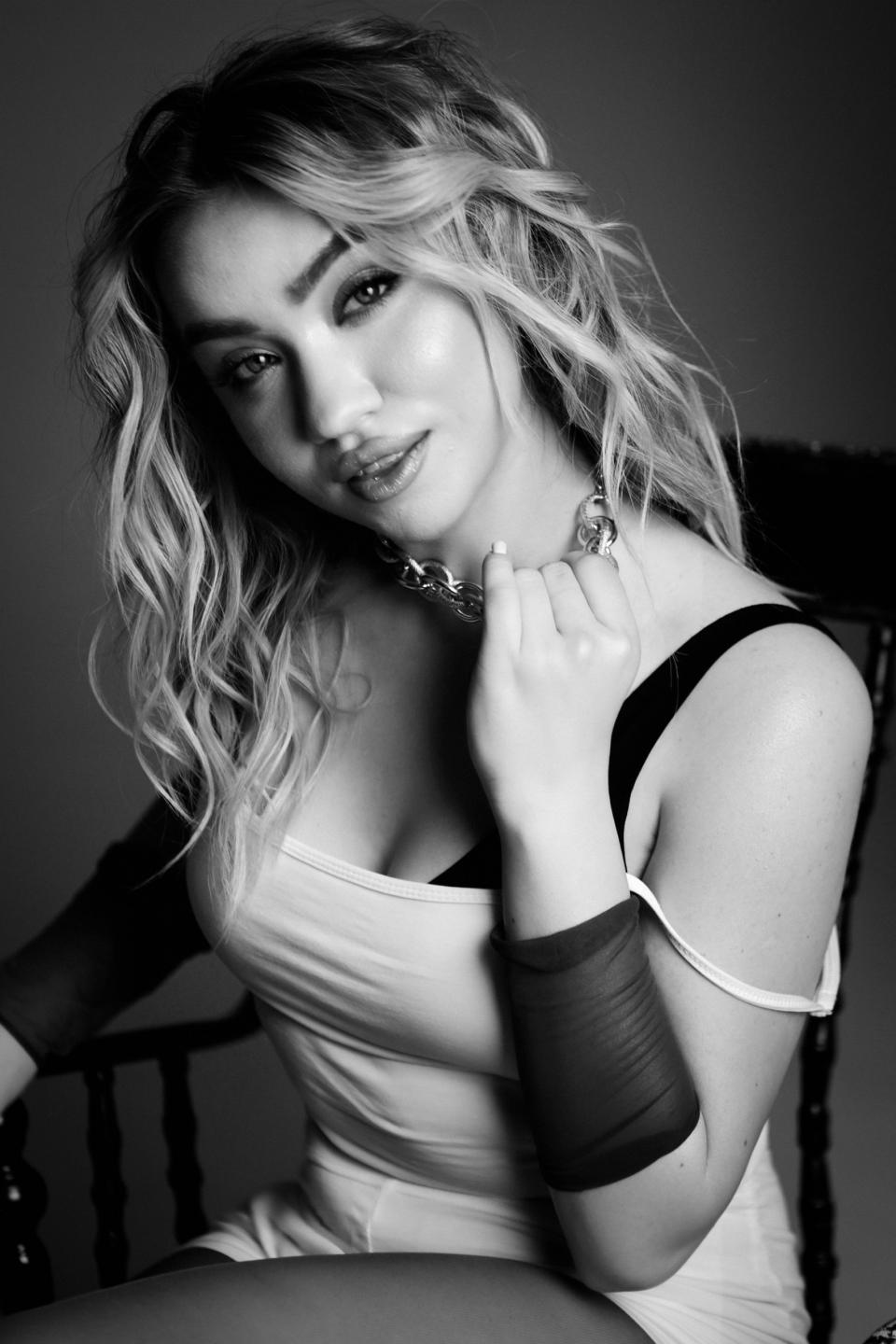 Image of cam model LinaMur from XloveCam