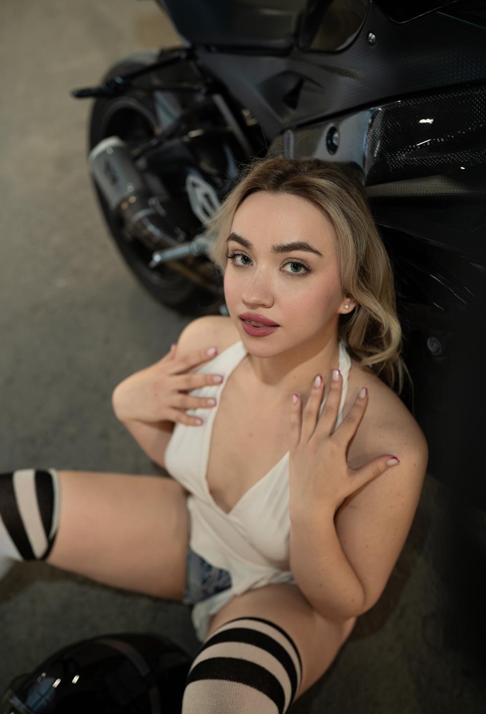 Image of cam model LinaMur from XloveCam