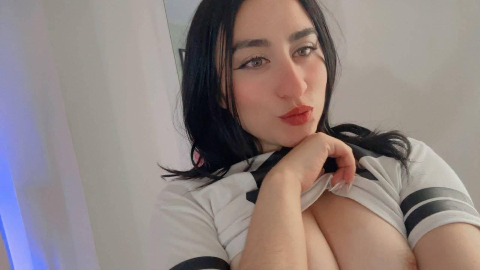 Image of cam model SarahBlakee from XloveCam