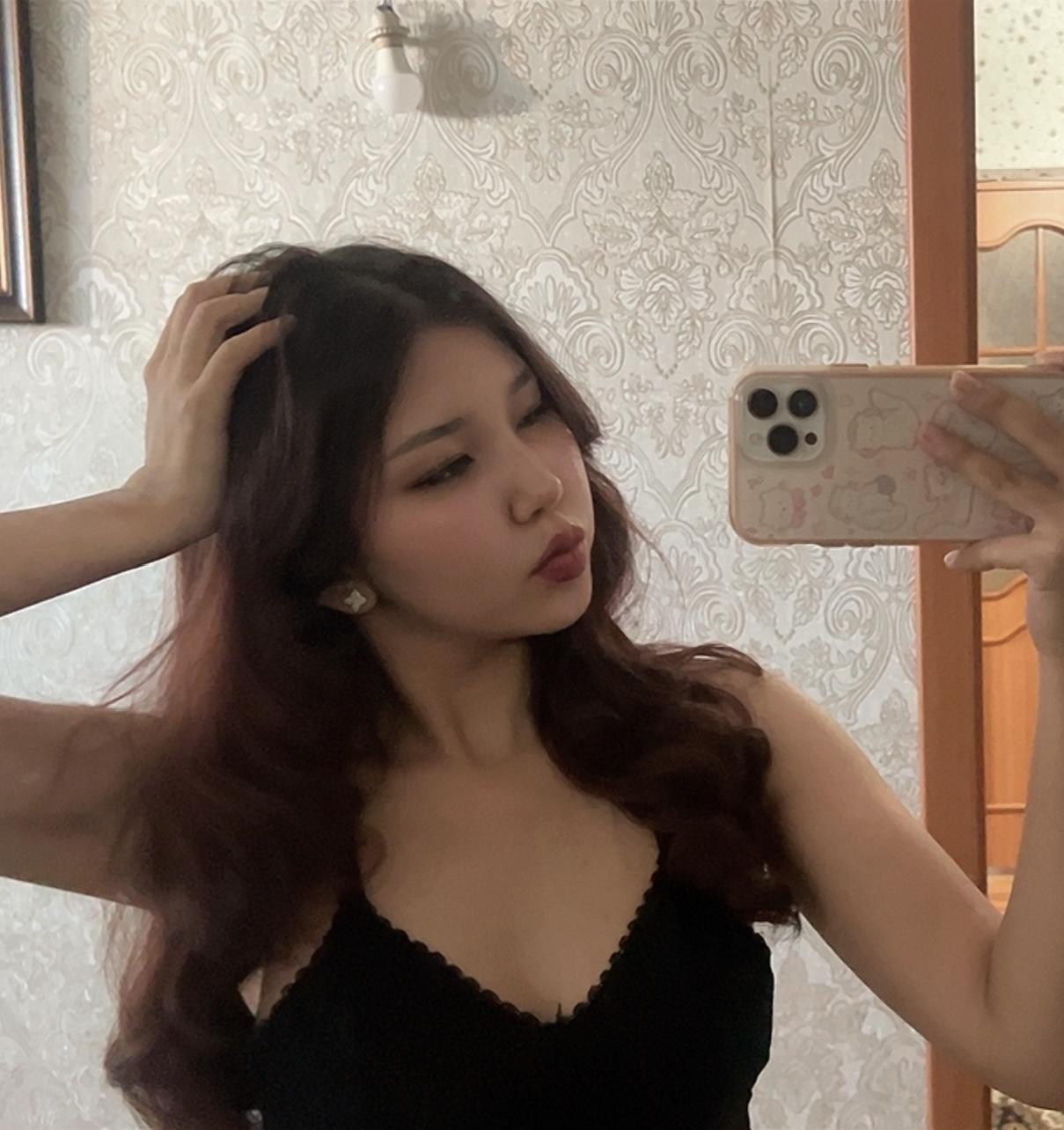 Image of cam model ElbaHuppenbauer from XloveCam