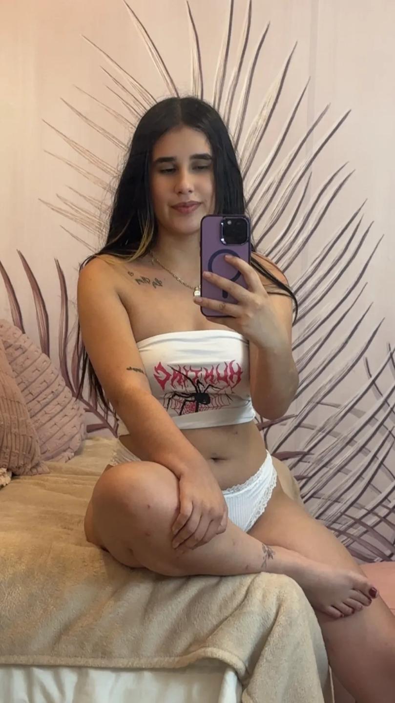 Image of cam model KatieDesirX from XloveCam