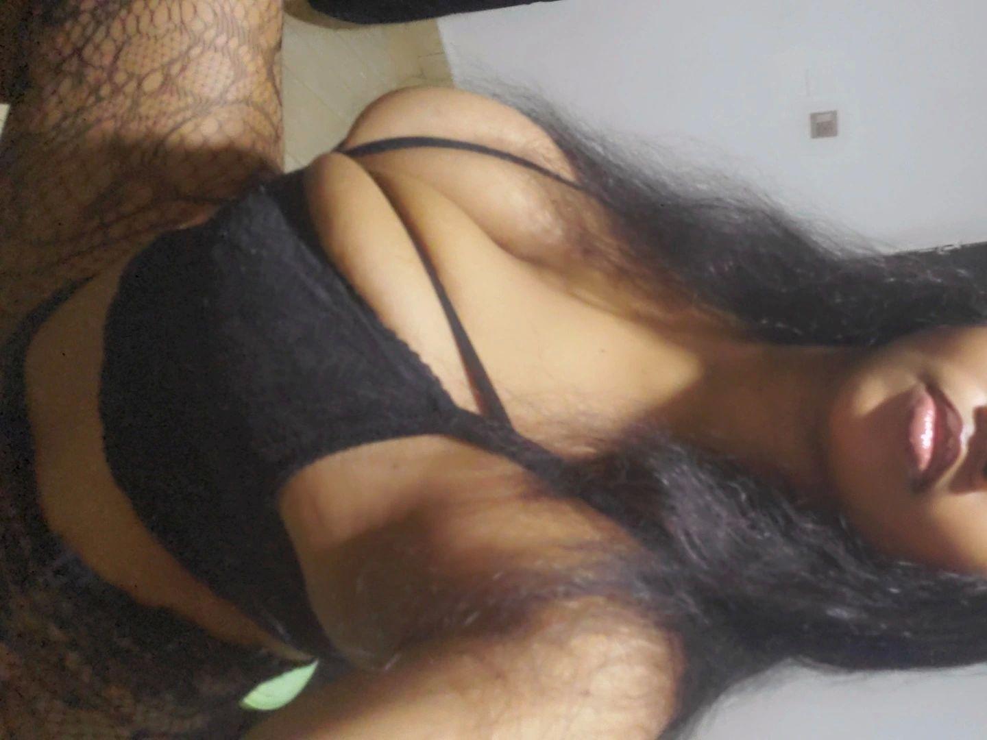 Image of cam model kamara-hot from XloveCam