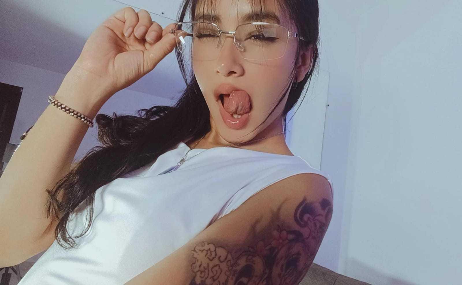 Image of cam model KatheLeclecr from XloveCam