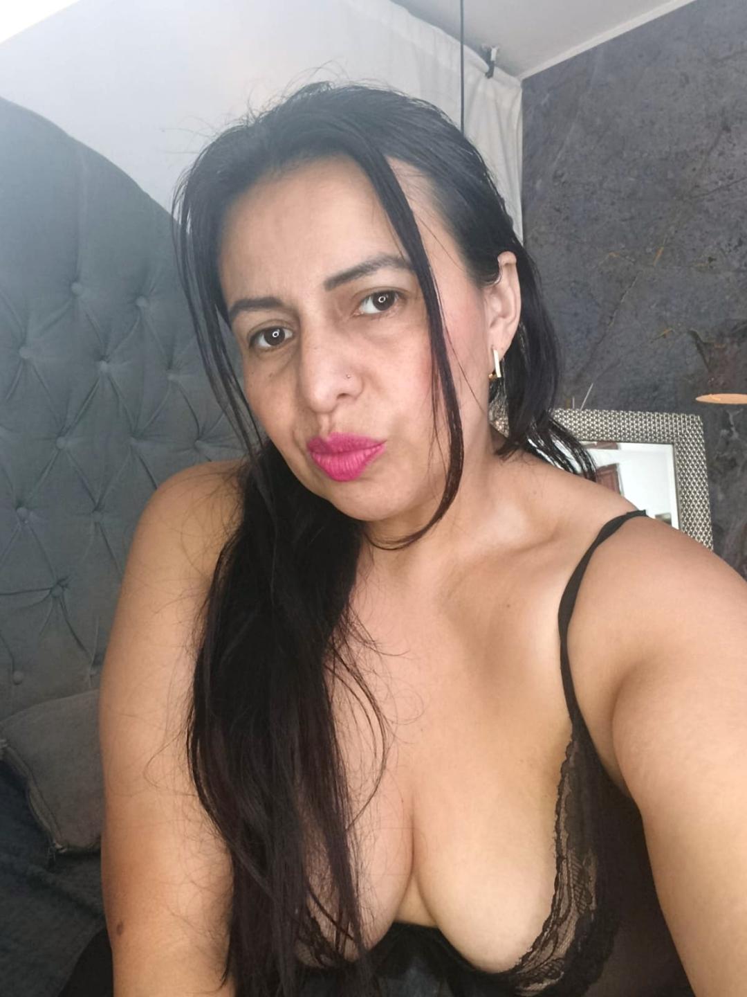 Image of cam model IvonnaLune from XloveCam
