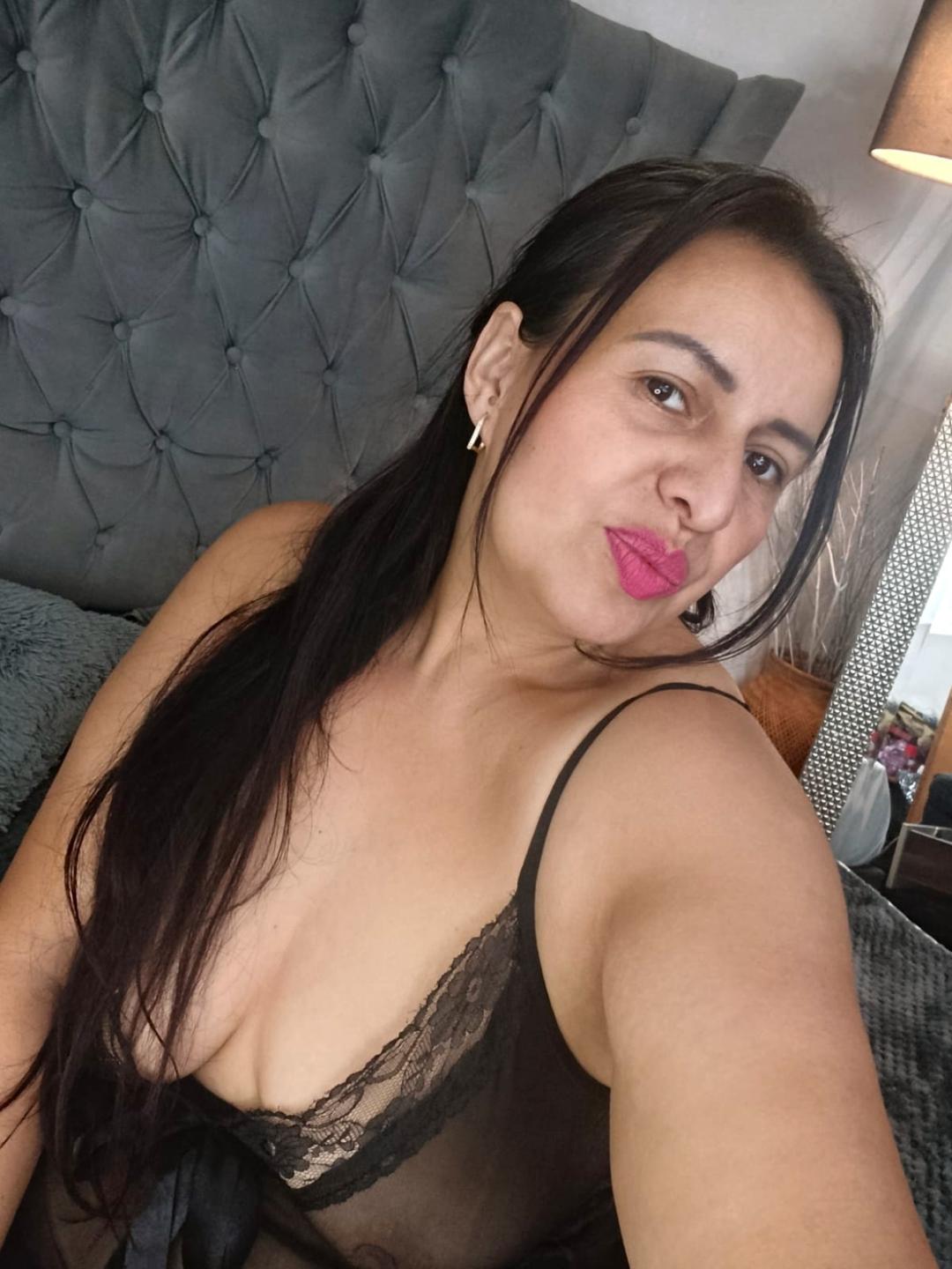Image of cam model IvonnaLune from XloveCam