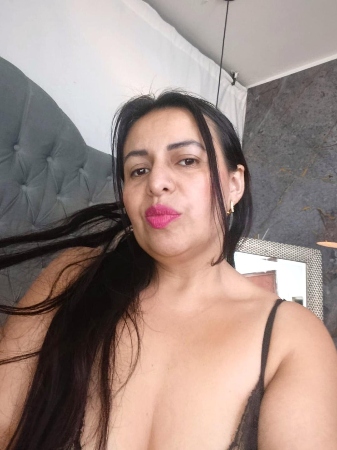 Image of cam model IvonnaLune from XloveCam