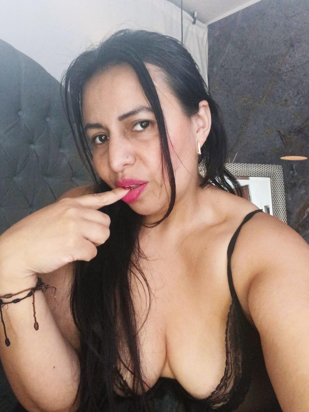 Image of cam model IvonnaLune from XloveCam