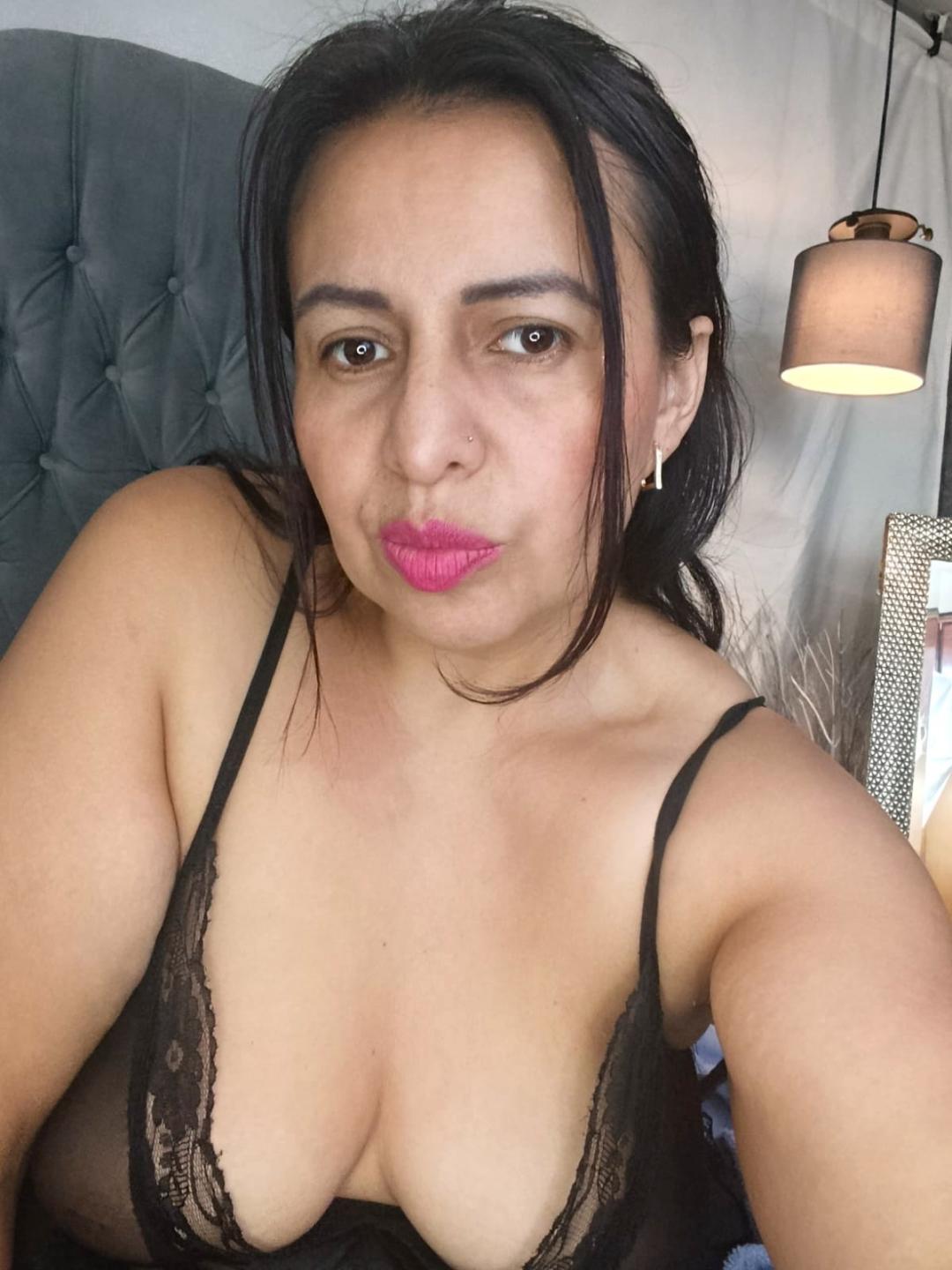 Image of cam model IvonnaLune from XloveCam