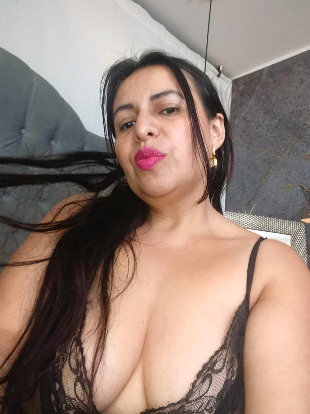 Image of cam model IvonnaLune from XloveCam