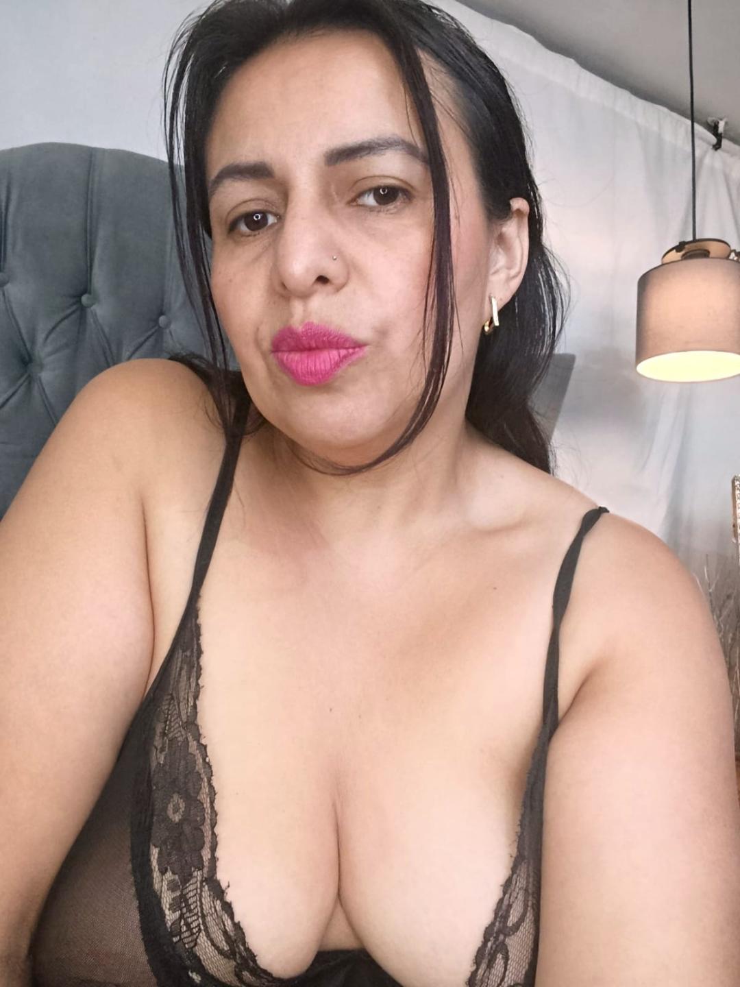 Image of cam model IvonnaLune from XloveCam