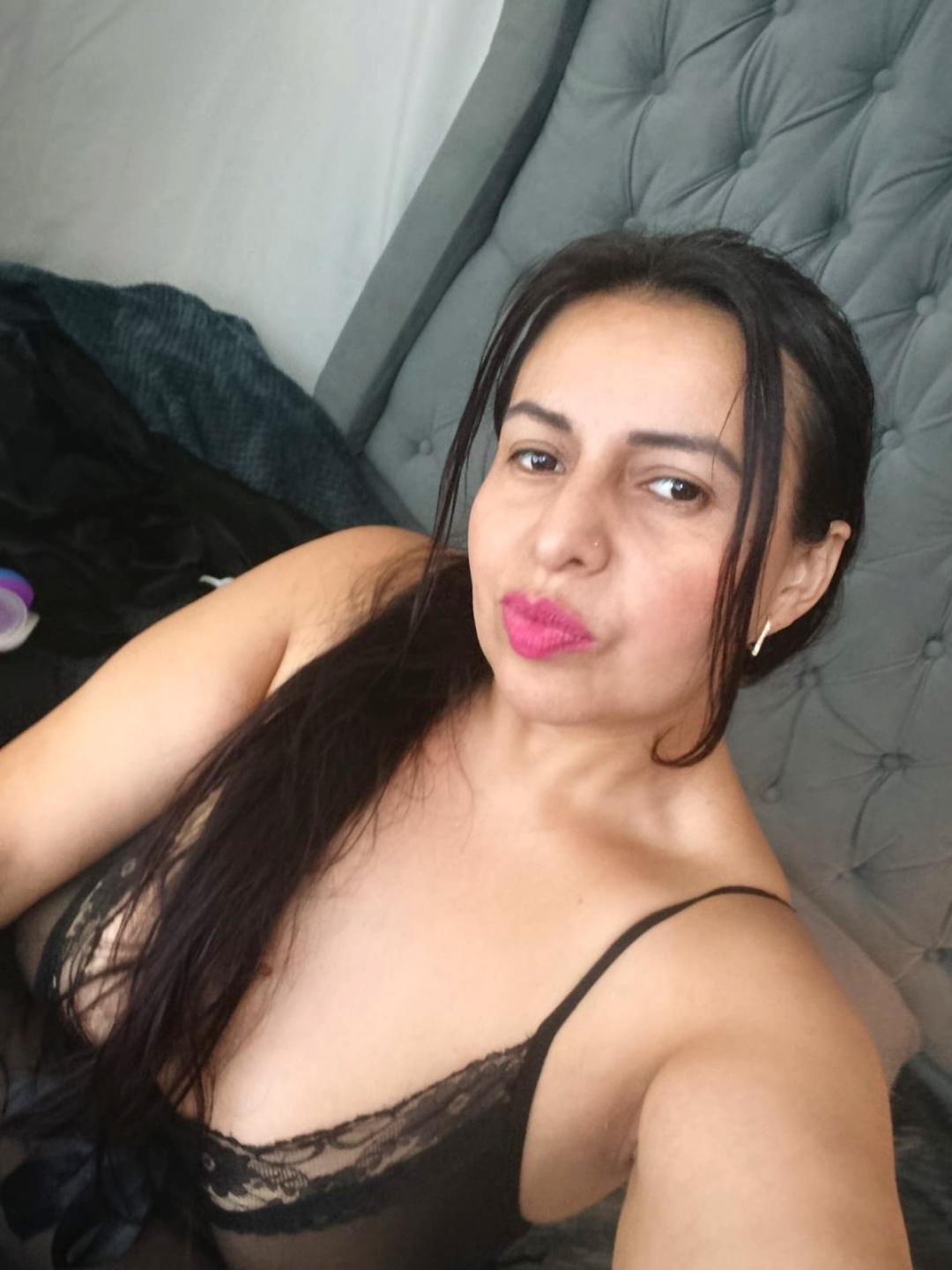 Image of cam model IvonnaLune from XloveCam