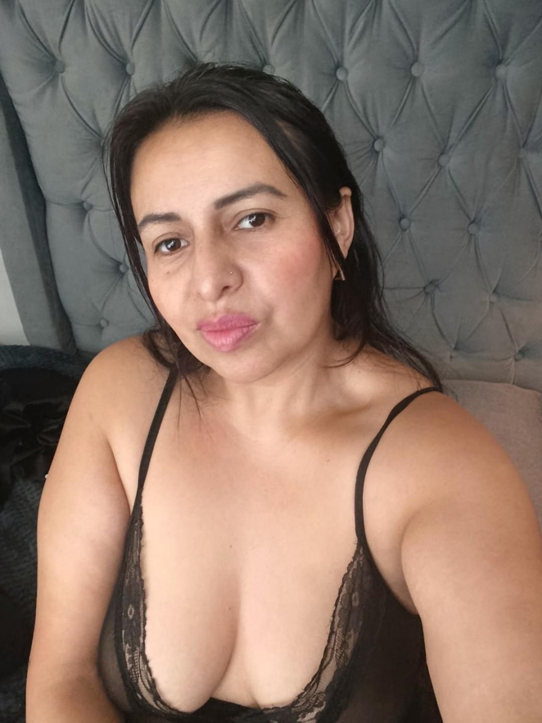 Image of cam model IvonnaLune from XloveCam