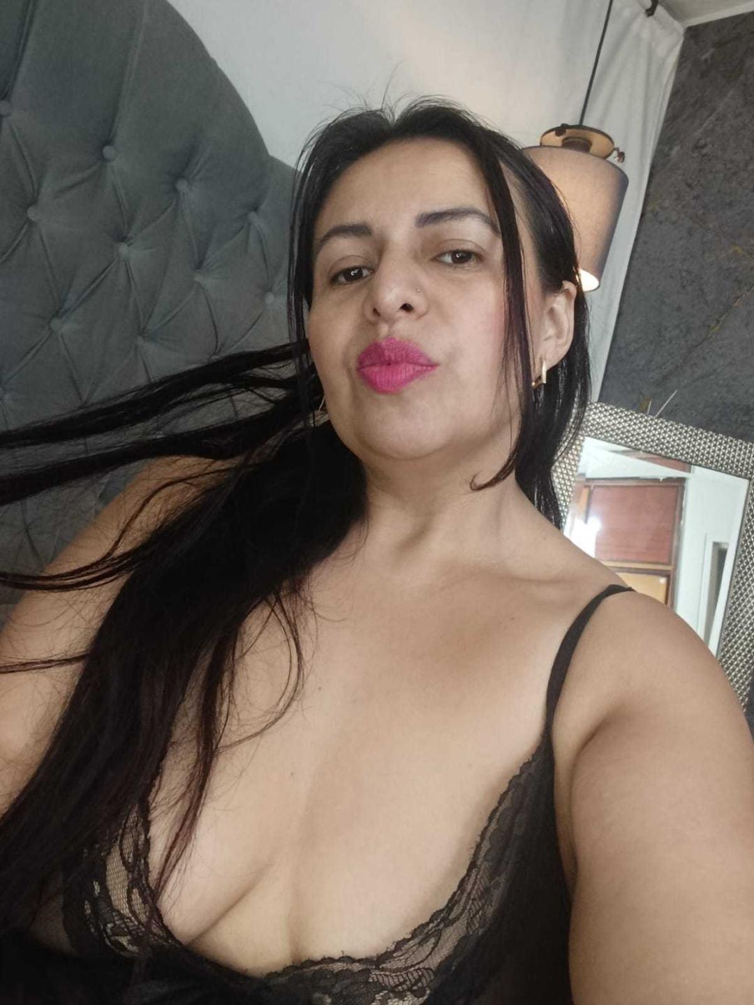 Image of cam model IvonnaLune from XloveCam