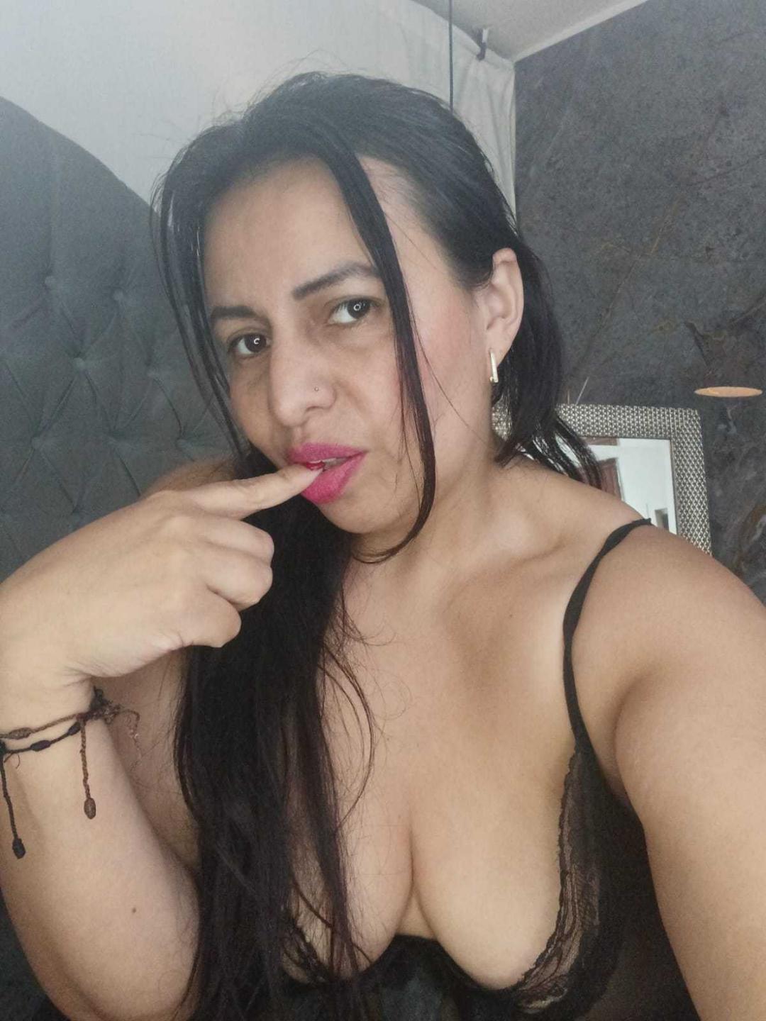 Image of cam model IvonnaLune from XloveCam