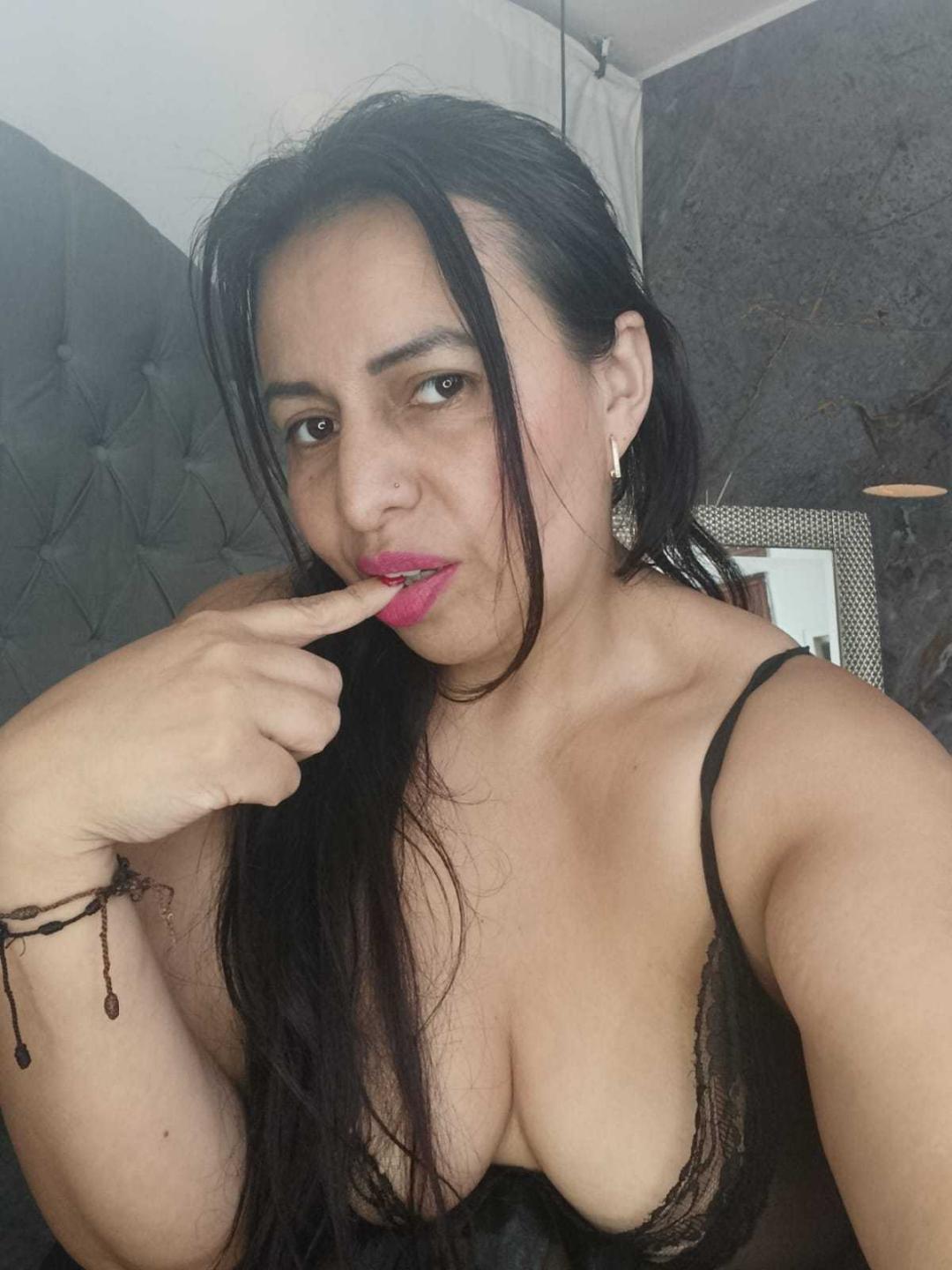 Image of cam model IvonnaLune from XloveCam