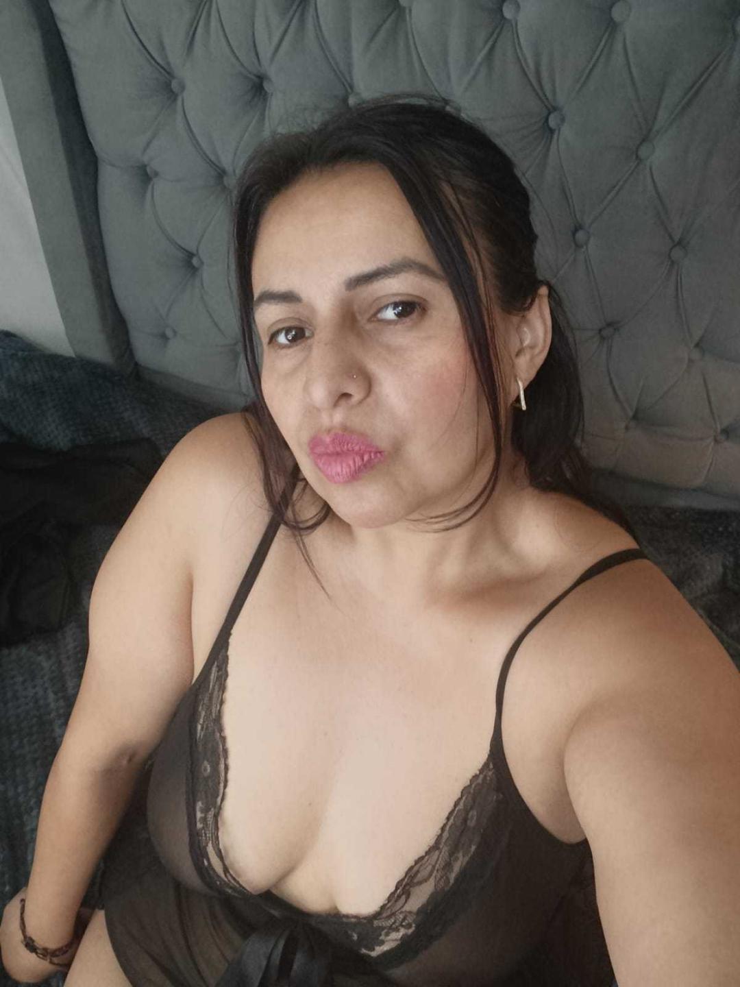 Image of cam model IvonnaLune from XloveCam