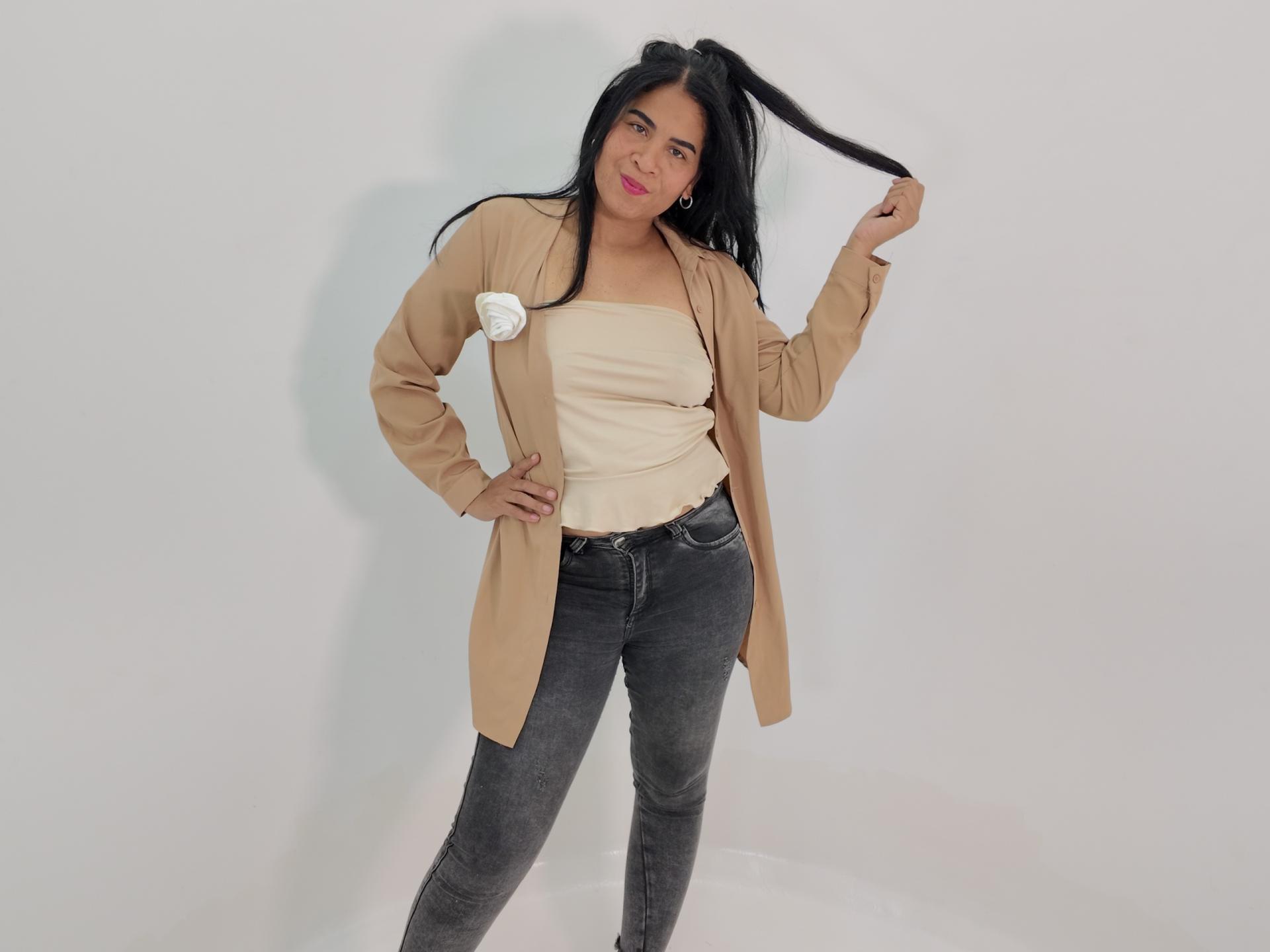 Image of cam model Rhouss from XloveCam