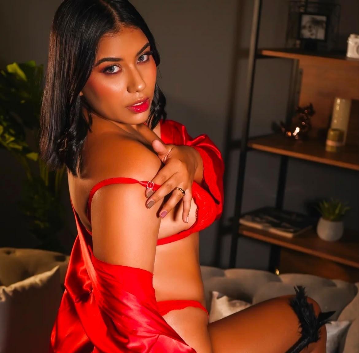 Image of cam model MiaCameron from XloveCam