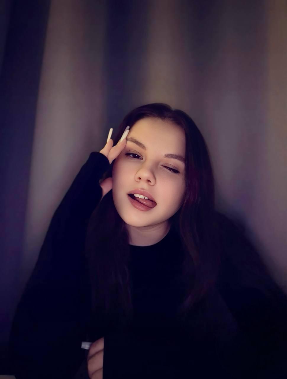 Image of cam model IolaLandauer from XloveCam