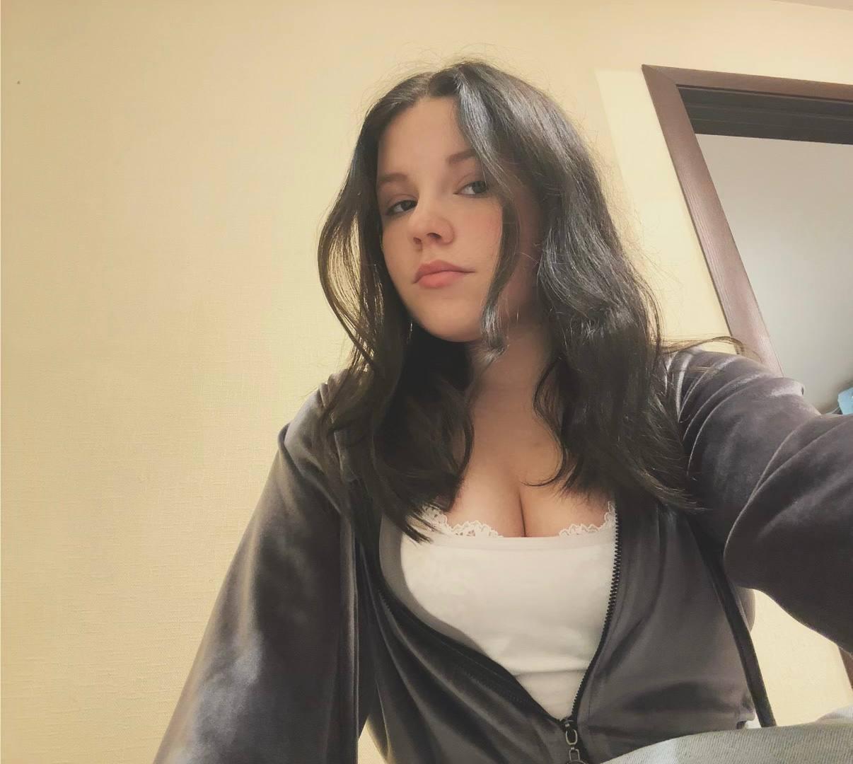 Image of cam model IolaLandauer from XloveCam