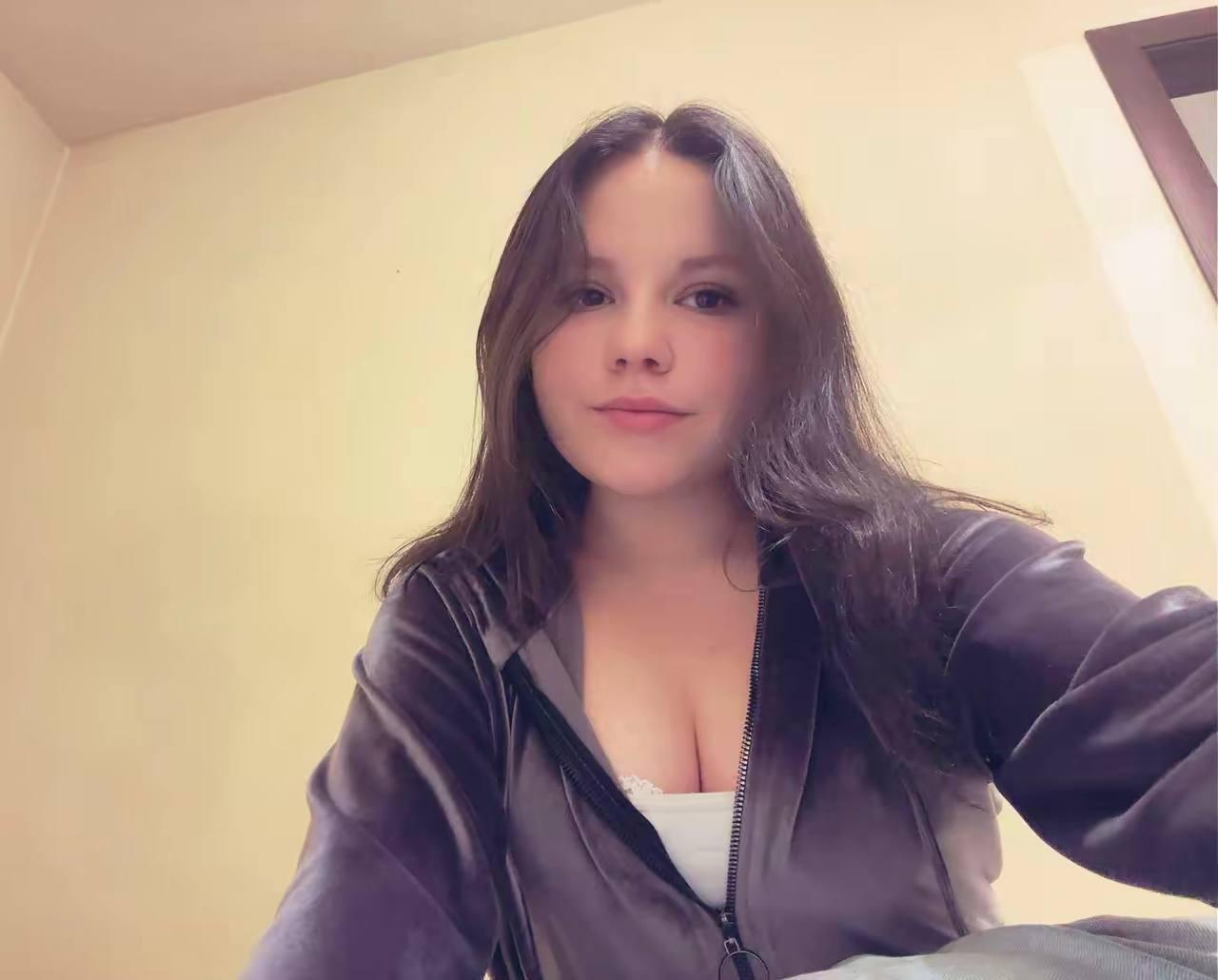 Image of cam model IolaLandauer from XloveCam
