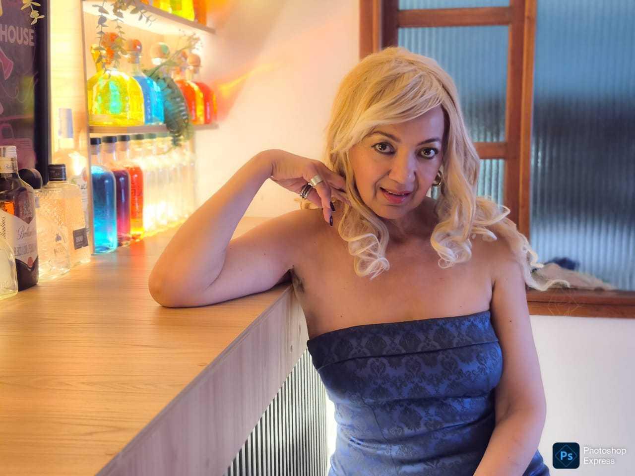 Image of cam model AmelieLux from XloveCam