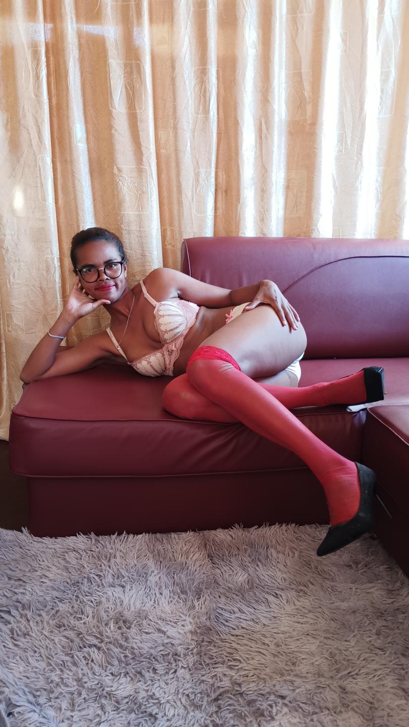 Image of cam model SarahRe from XloveCam