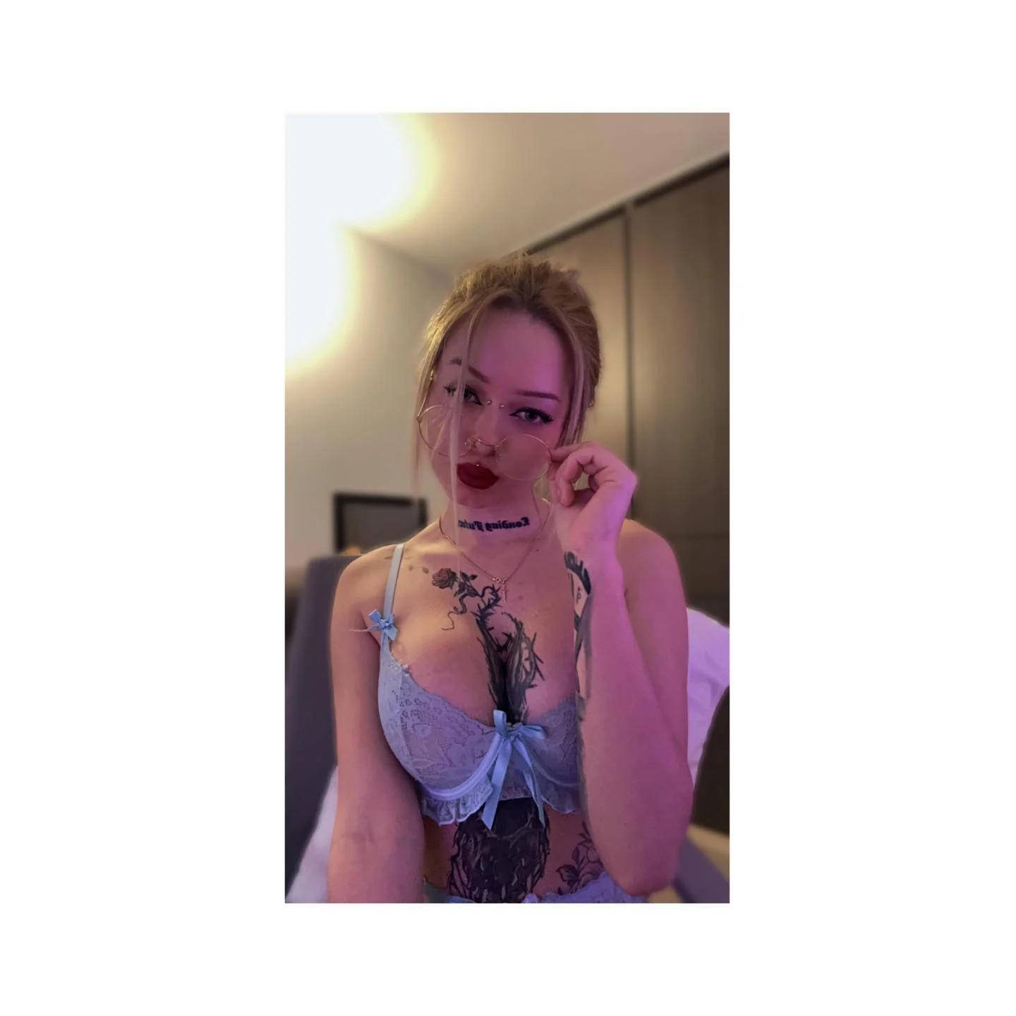 Image of cam model MiaValenttine from XloveCam