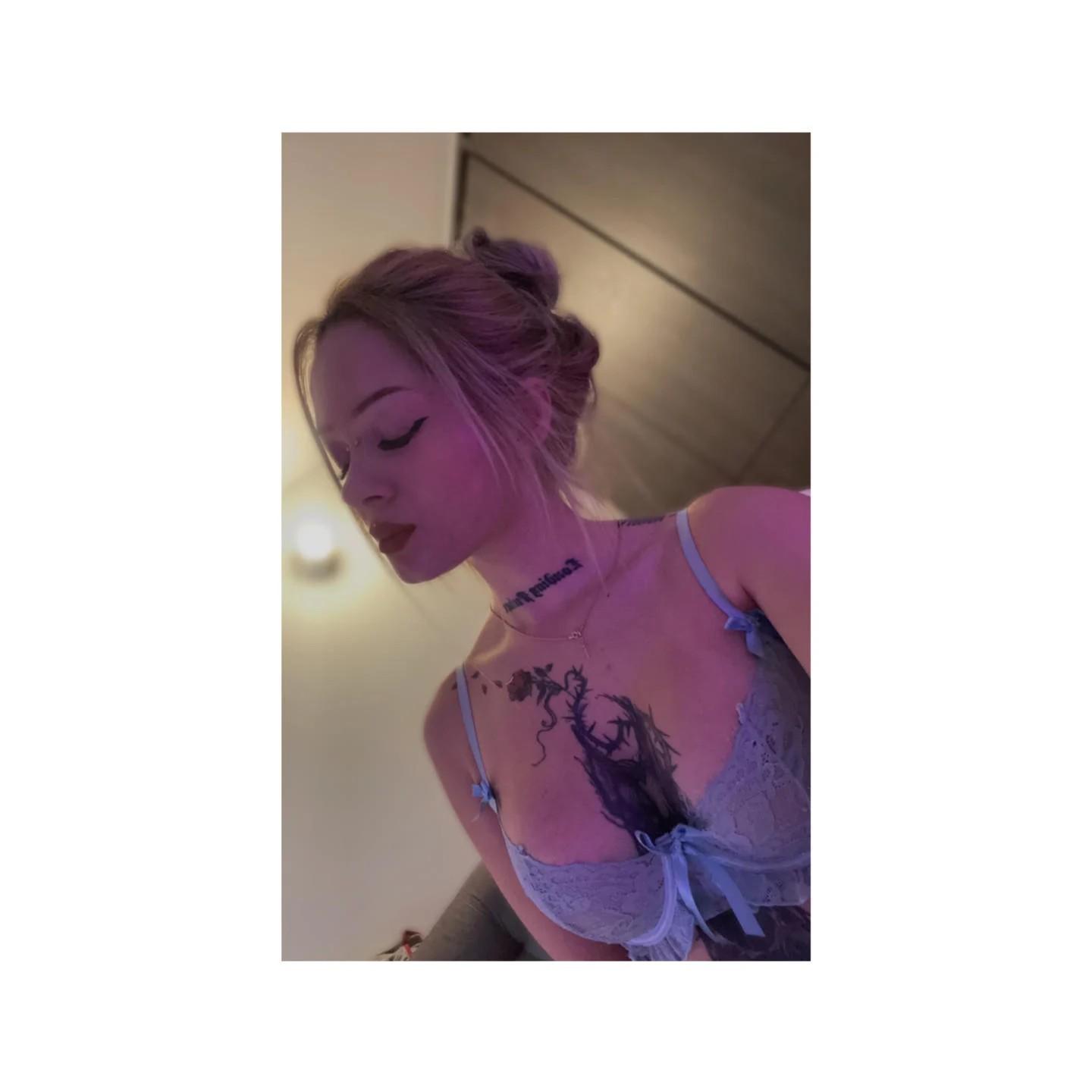 Image of cam model MiaValenttine from XloveCam