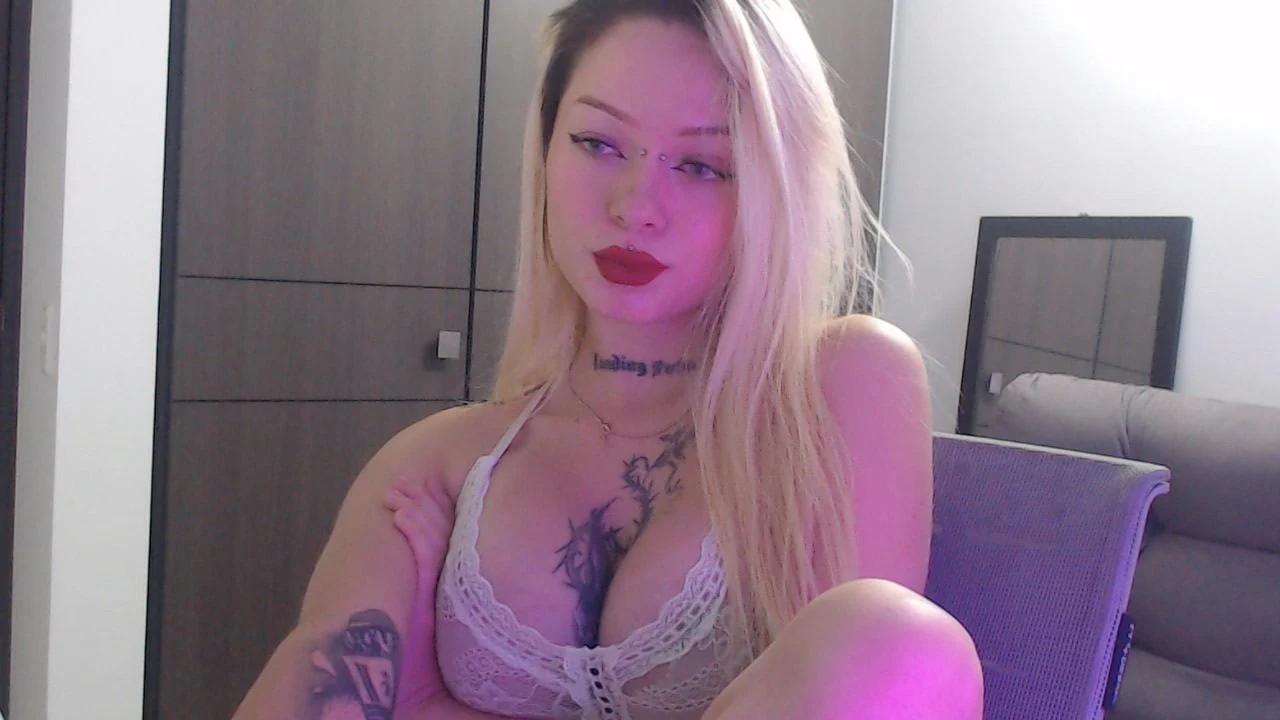 Image of cam model MiaValenttine from XloveCam