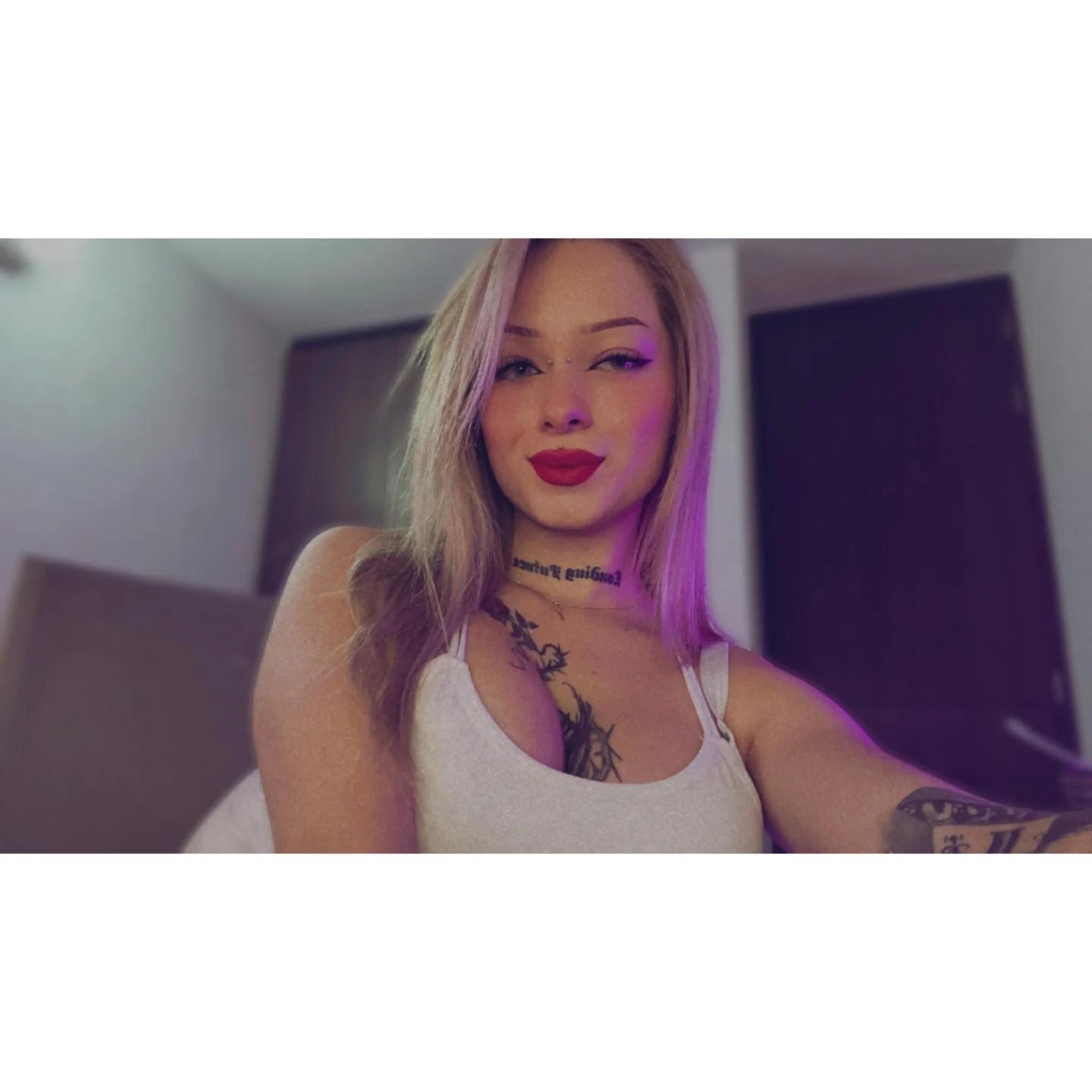 Image of cam model MiaValenttine from XloveCam