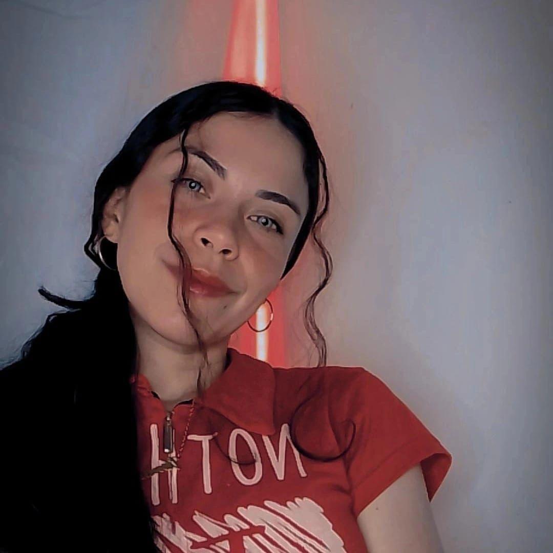 Image of cam model ZoeLux from XloveCam