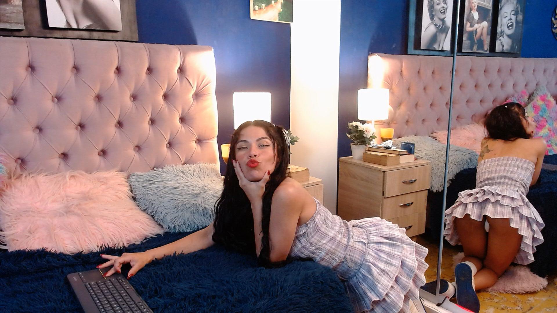 Image of cam model ZoeLux from XloveCam