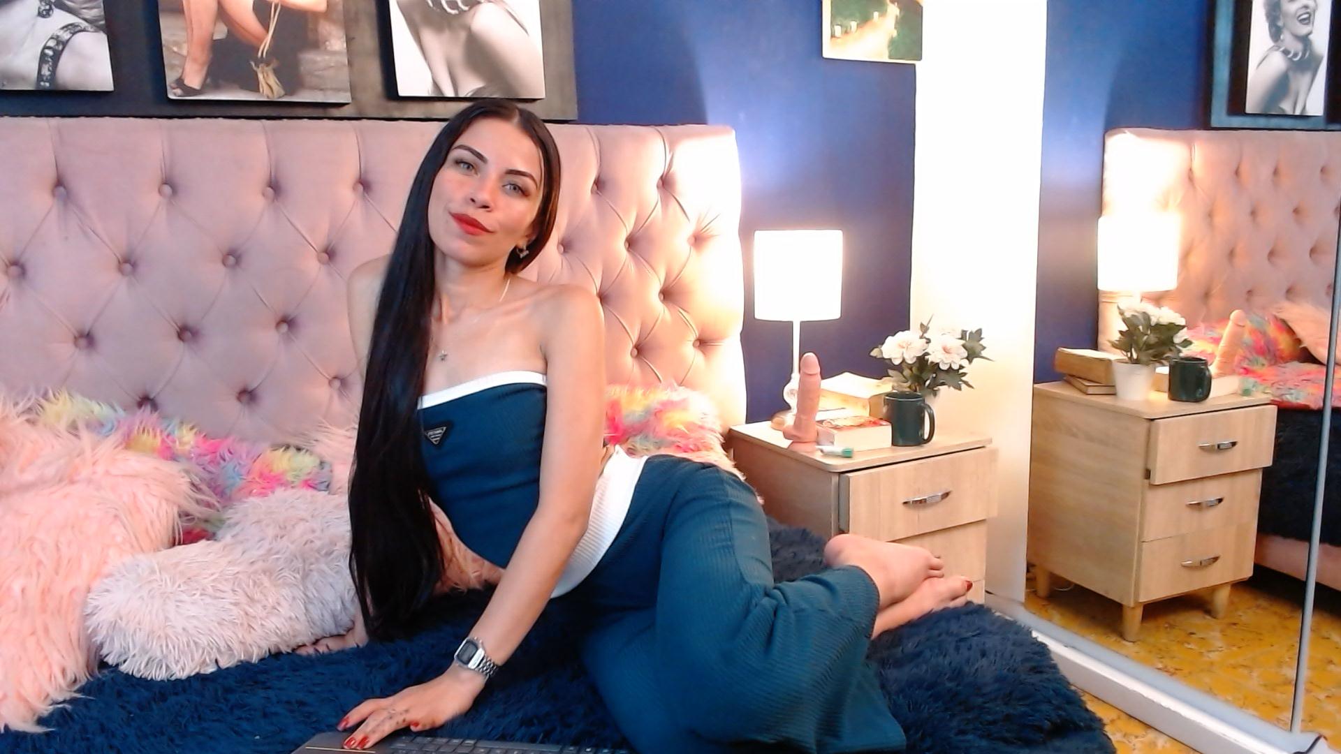Image of cam model ZoeLux from XloveCam