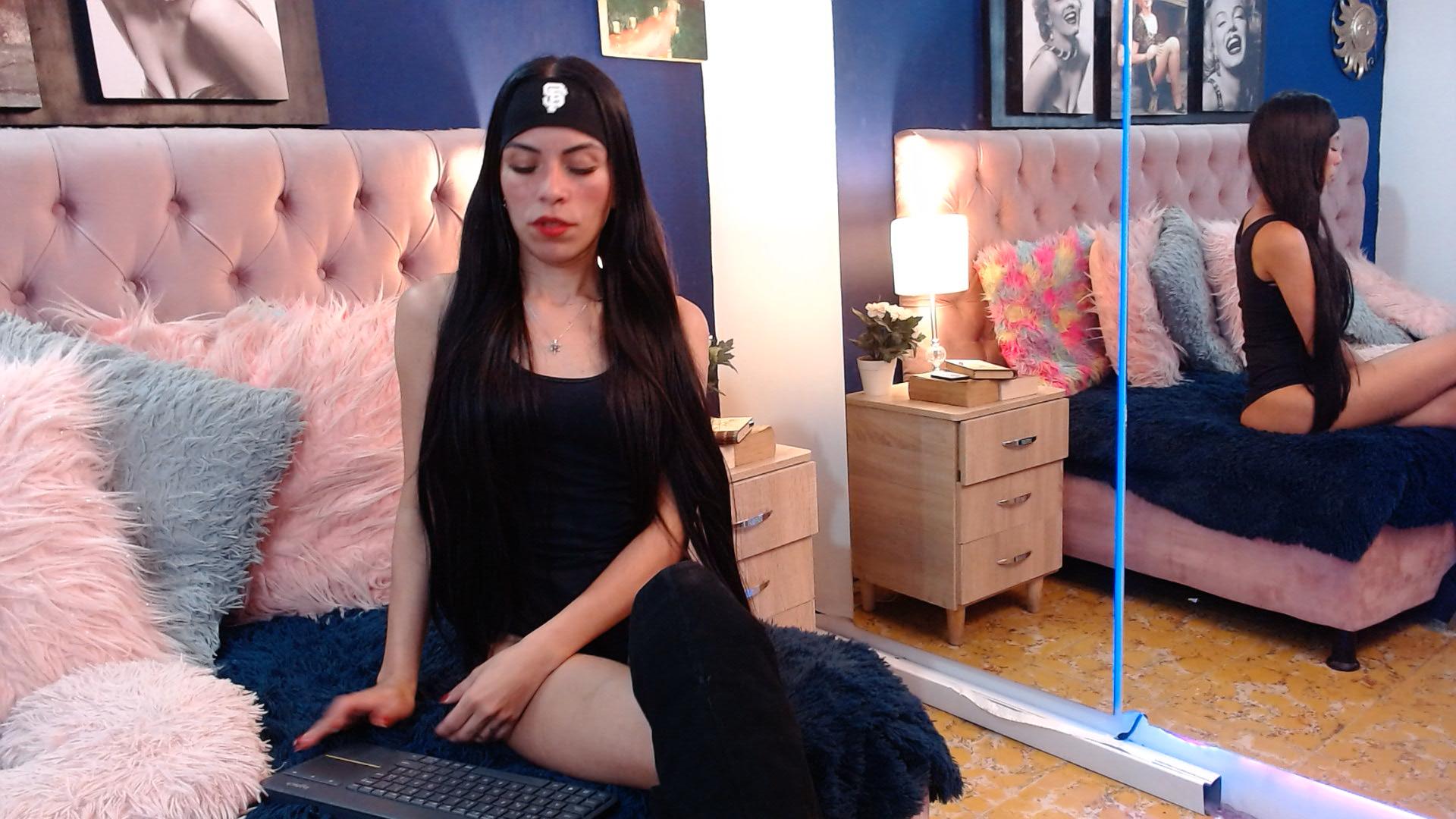 Image of cam model ZoeLux from XloveCam