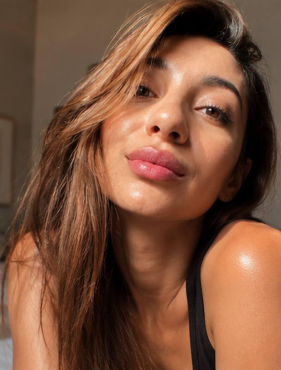 Image of cam model MiyaLinn from XloveCam