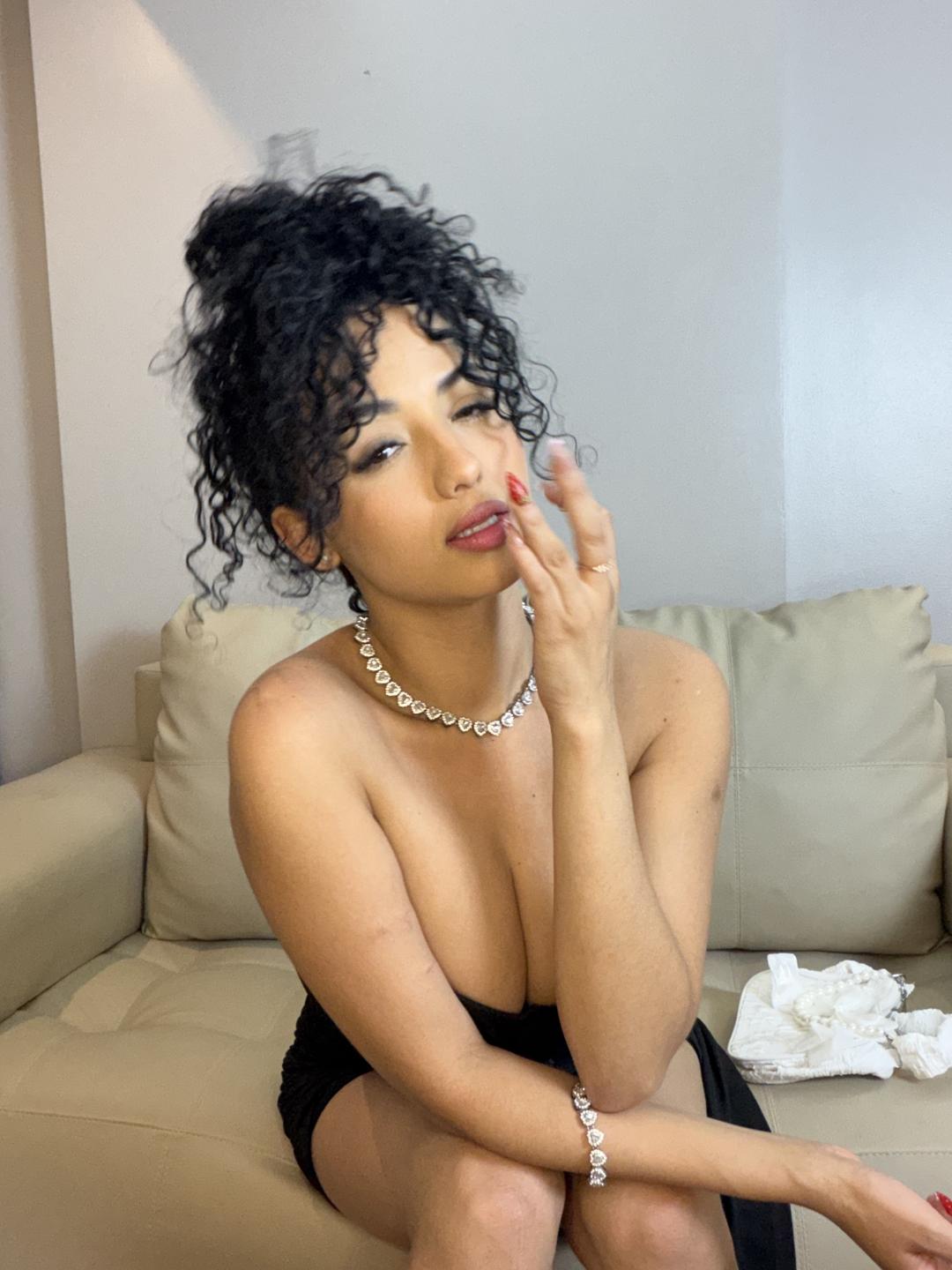 Image of cam model AuroraFerretti from XloveCam