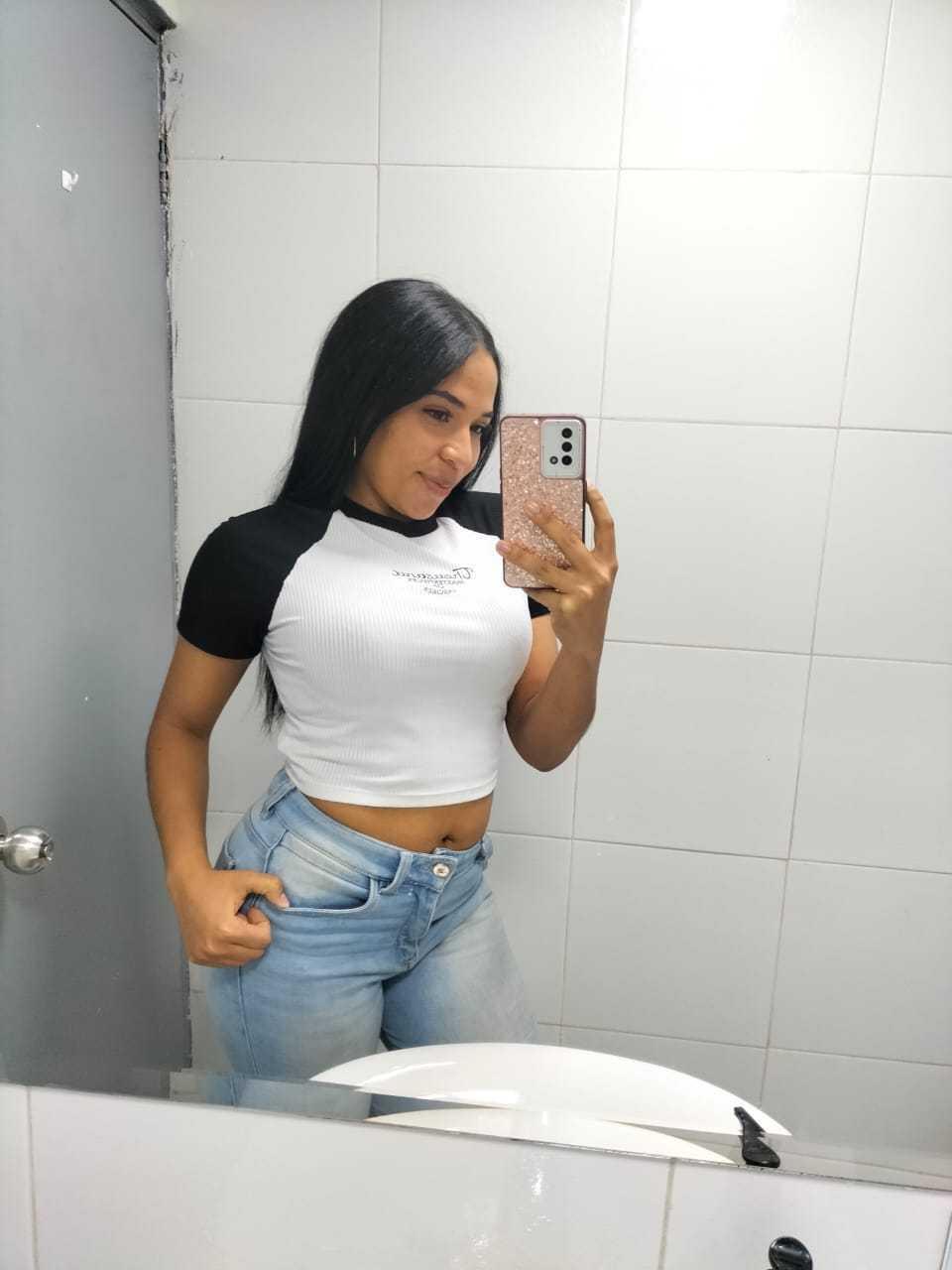 Image of cam model DaniaRussell from XloveCam