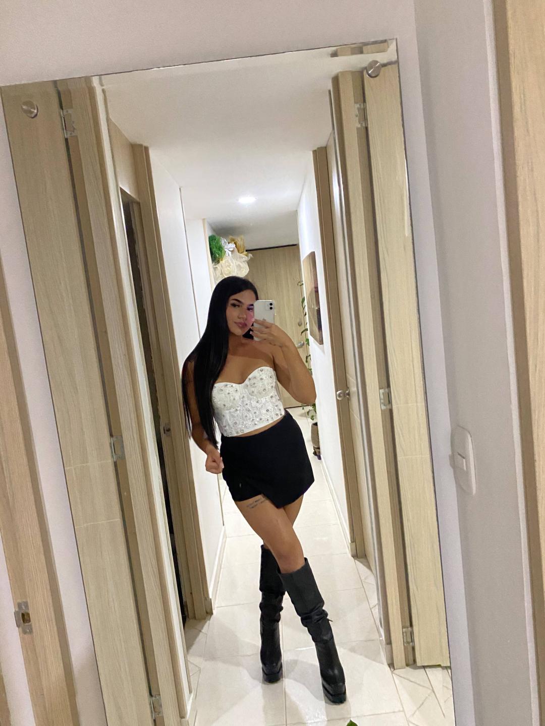 Image of cam model IsisFerrer from XloveCam
