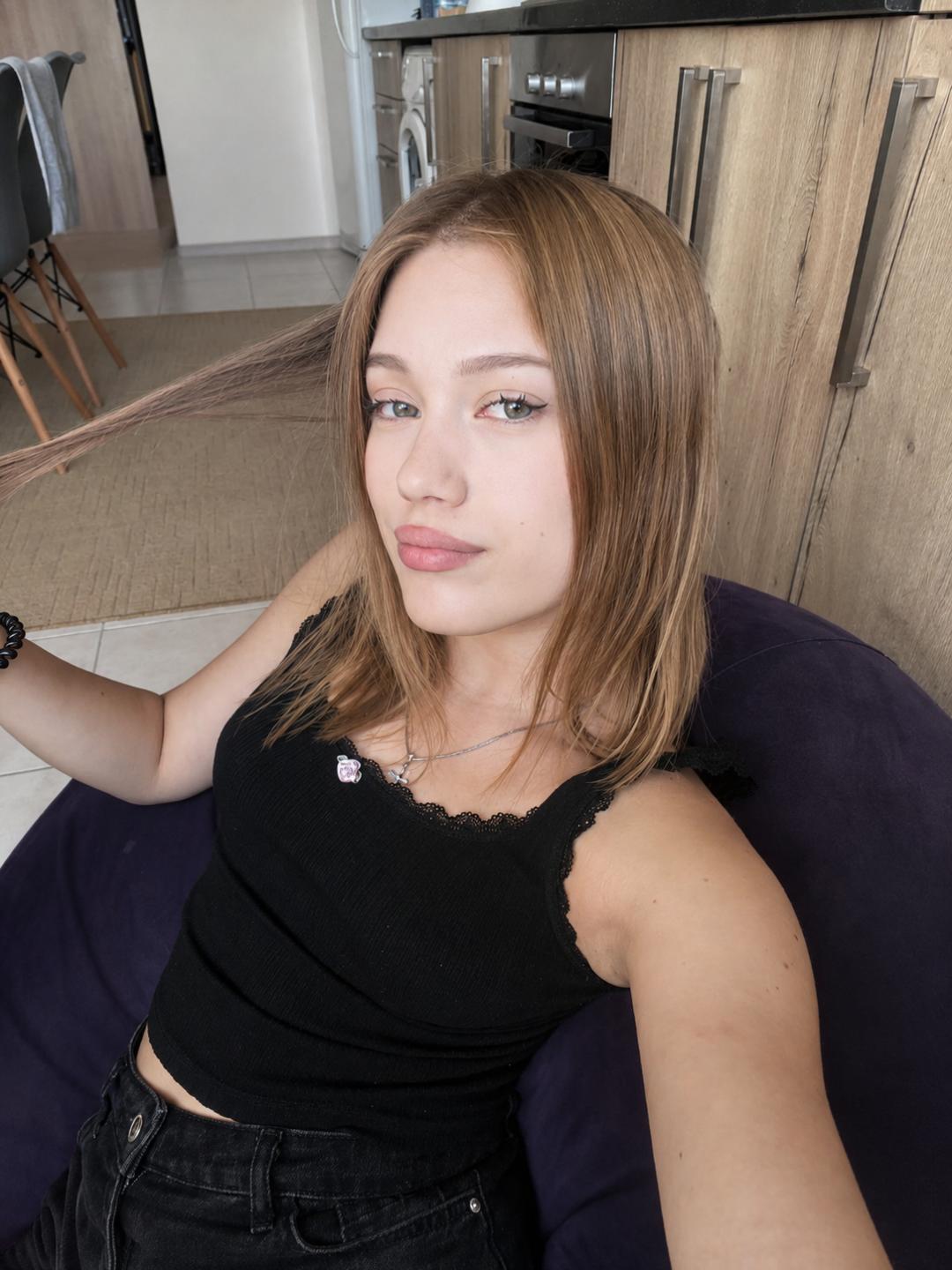 Image of cam model BobbyeWelson from XloveCam