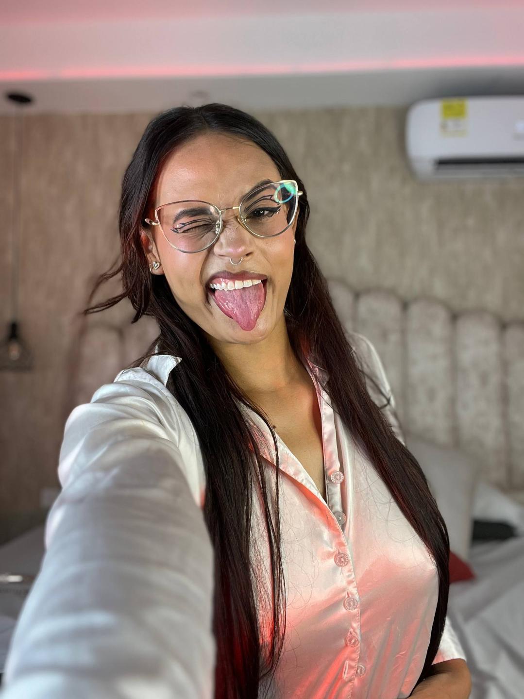 Image of cam model LilithRussoo from XloveCam